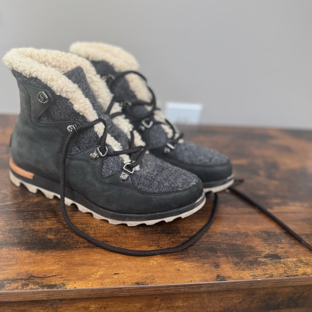 Sorel Sneakchic Alpine Shearling Waterproof Boots 7 🖤 Black Leather Luxe